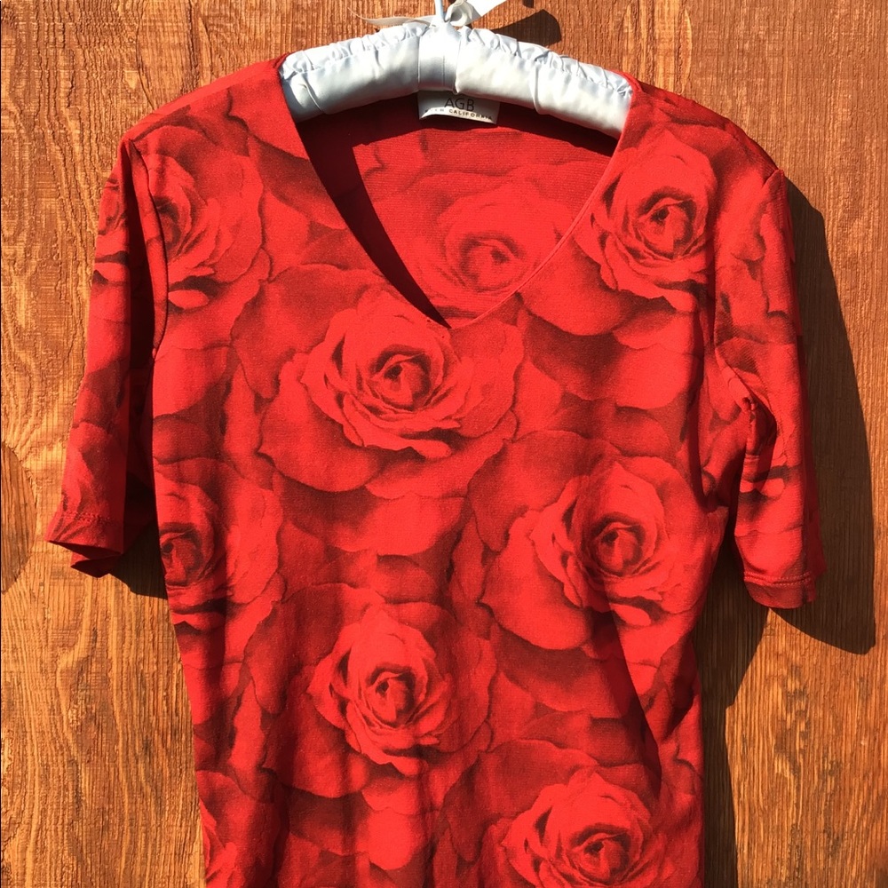 Rose print mid length sleeve T-shirt.